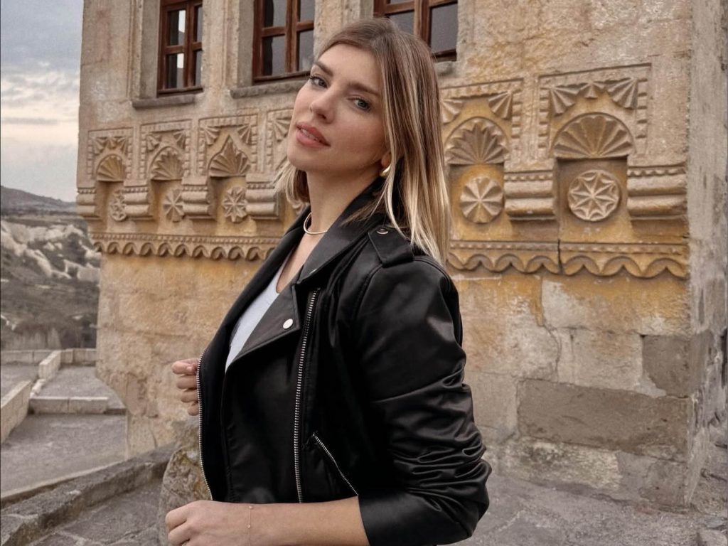 İLHAM DOLU YOLCULUĞU İLE MÜNHAN ÇINAR