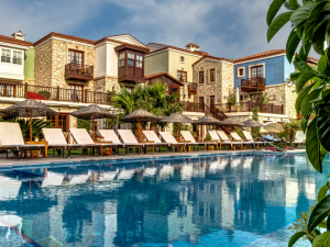 Alaçatı’nın Kalbinde Bir Sanat Galerisi  KAPARİ OTEL